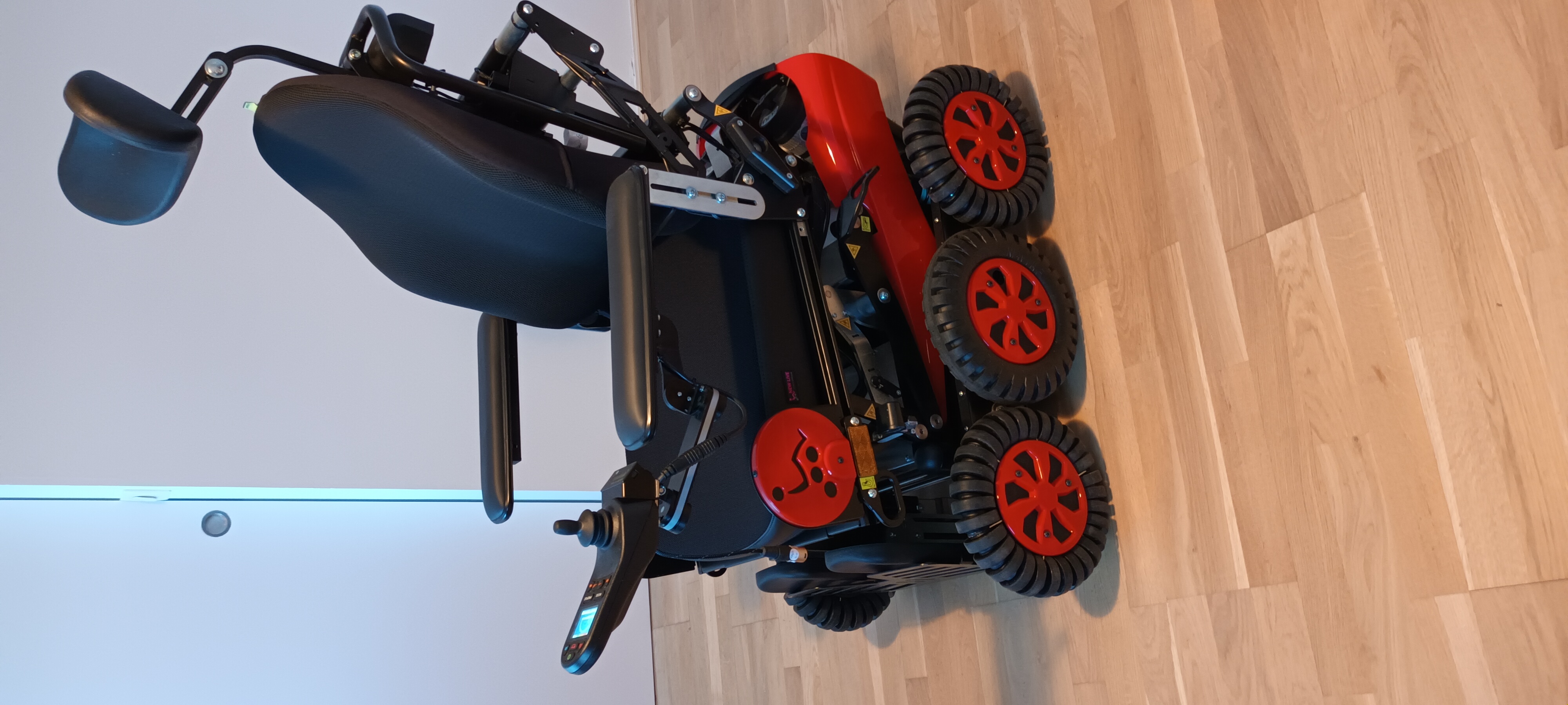 Image(s) de l'annonce Fauteuil roulant éléctrique MAGIX 2, 6 roues, Neuf