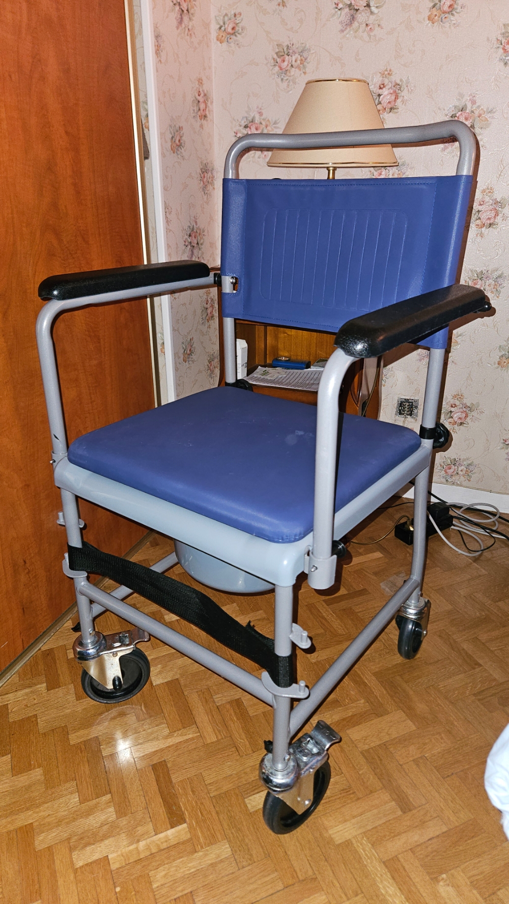 Image(s) de l'annonce Chaise percée mobile à roulettes