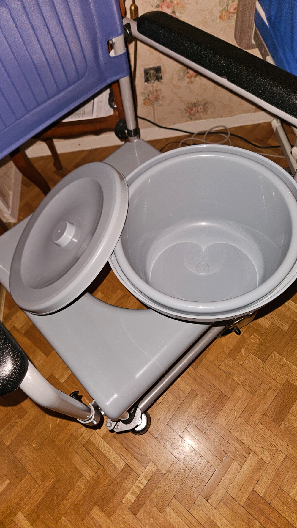 Image(s) de l'annonce Chaise percée mobile à roulettes