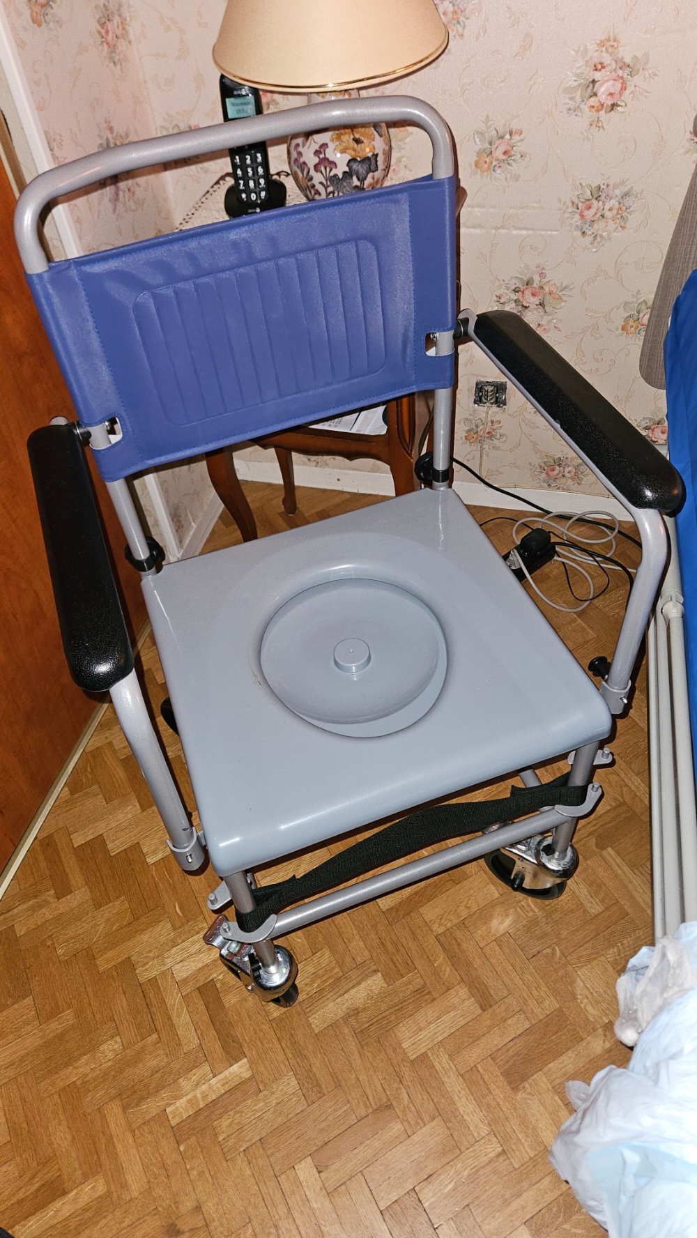 Image(s) de l'annonce Chaise percée mobile à roulettes