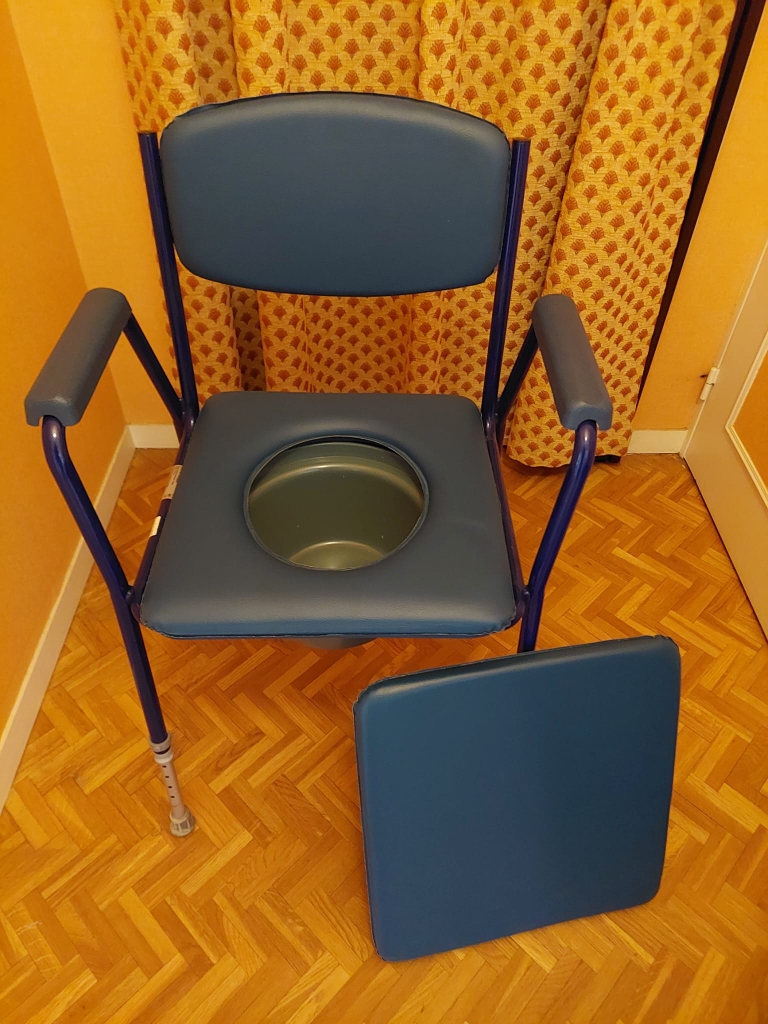 Image(s) de l'annonce Chaise percée