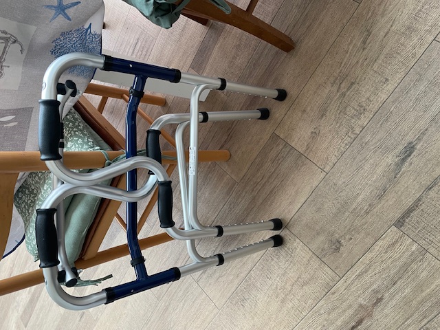 Image(s) de l'annonce Cadre de marche releveur pliable