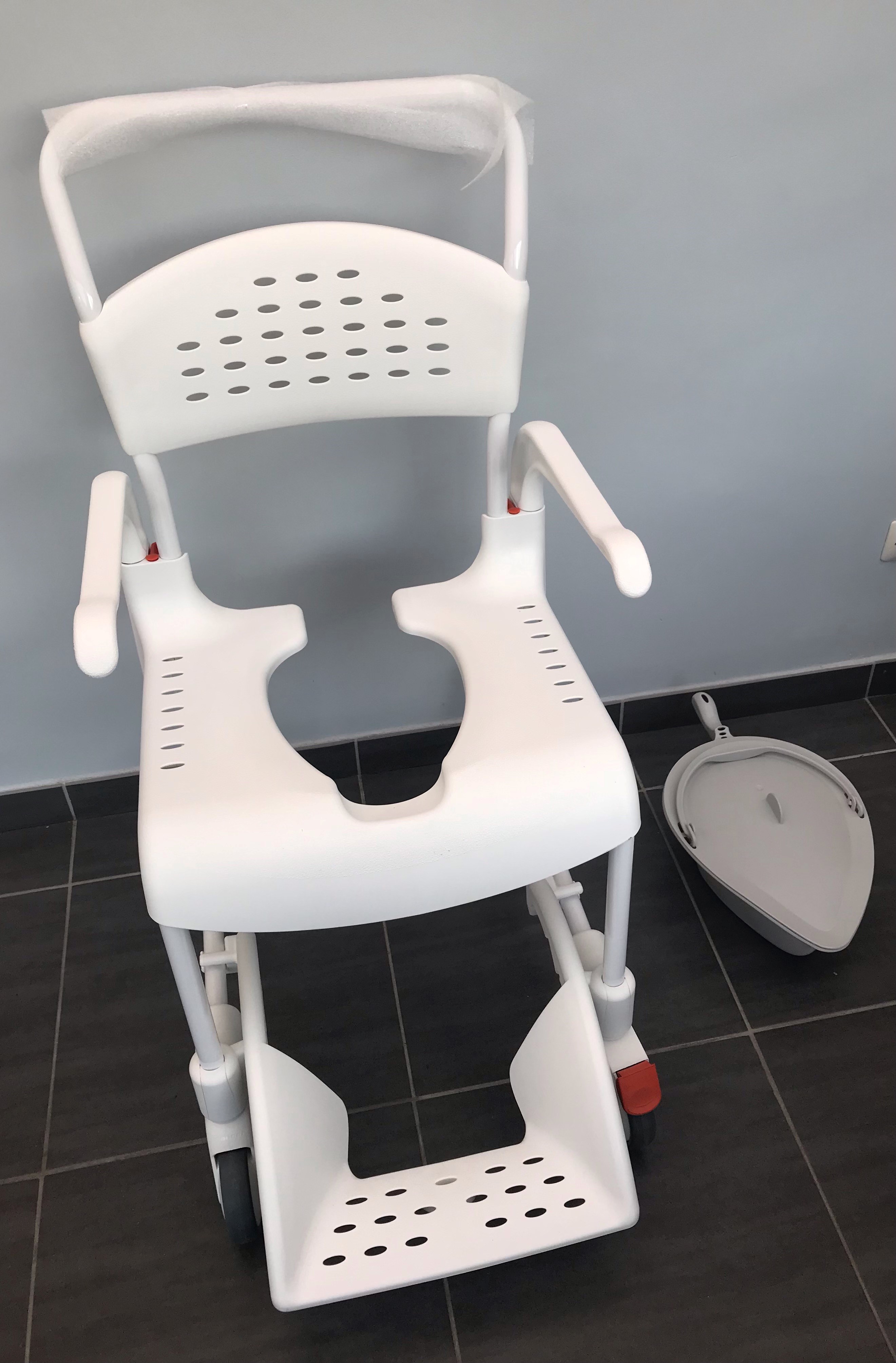 Image(s) de l'annonce chaise dite garde-robe de douche et toilettes