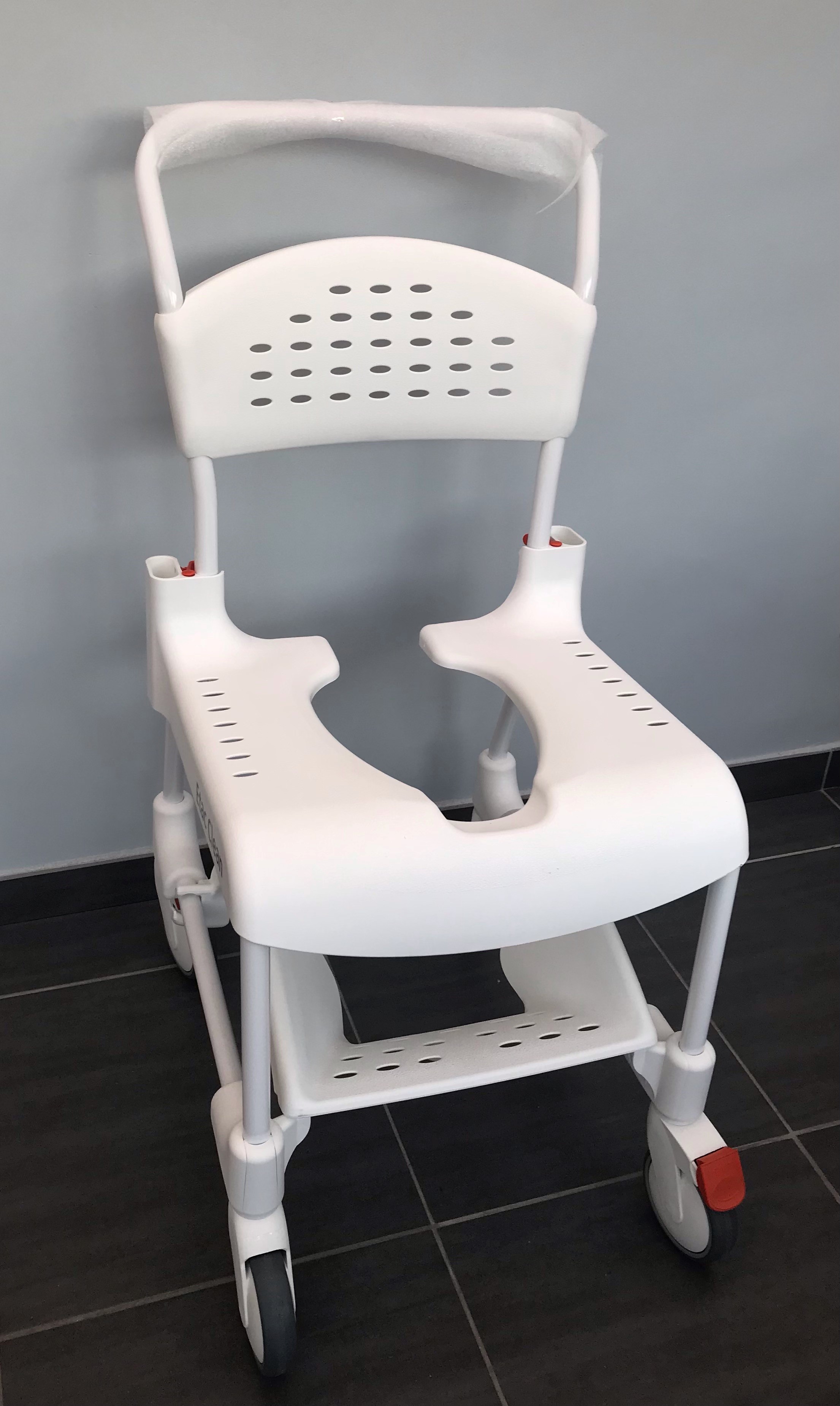 Image(s) de l'annonce chaise dite garde-robe de douche et toilettes