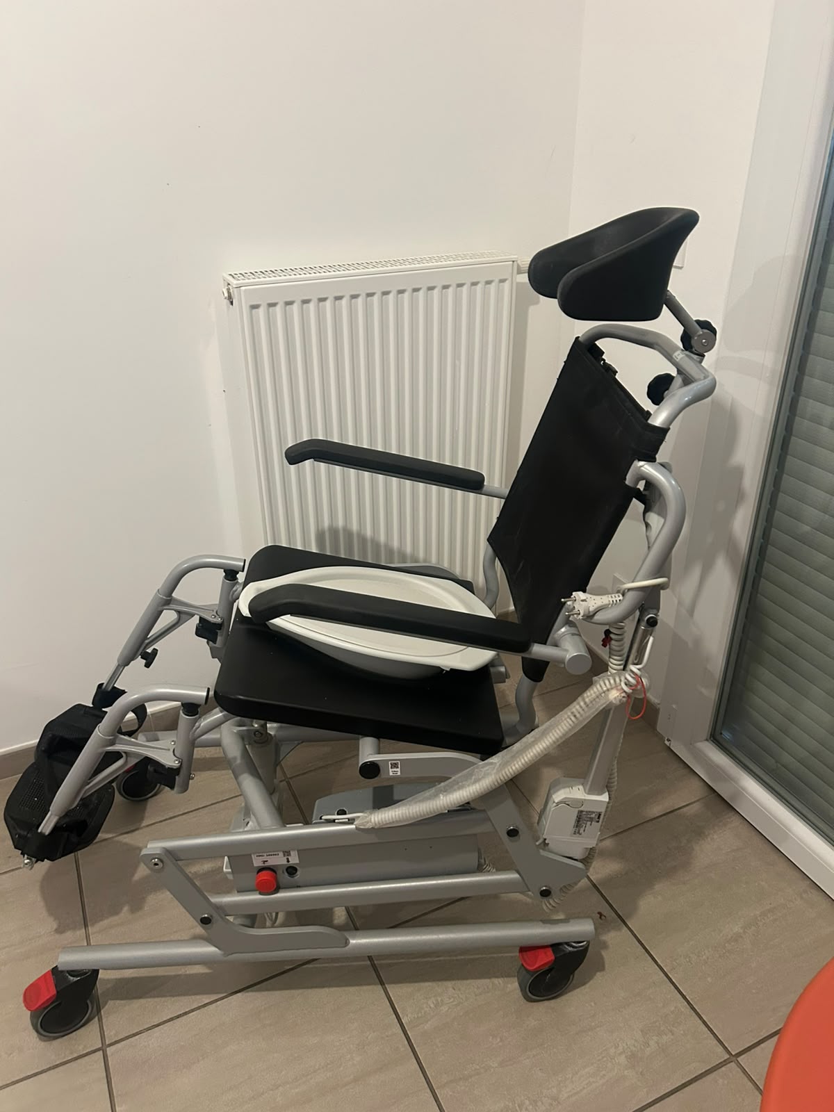 Image(s) de l'annonce Chaise de douche électrique avec appui tête pour personne tétraplégique