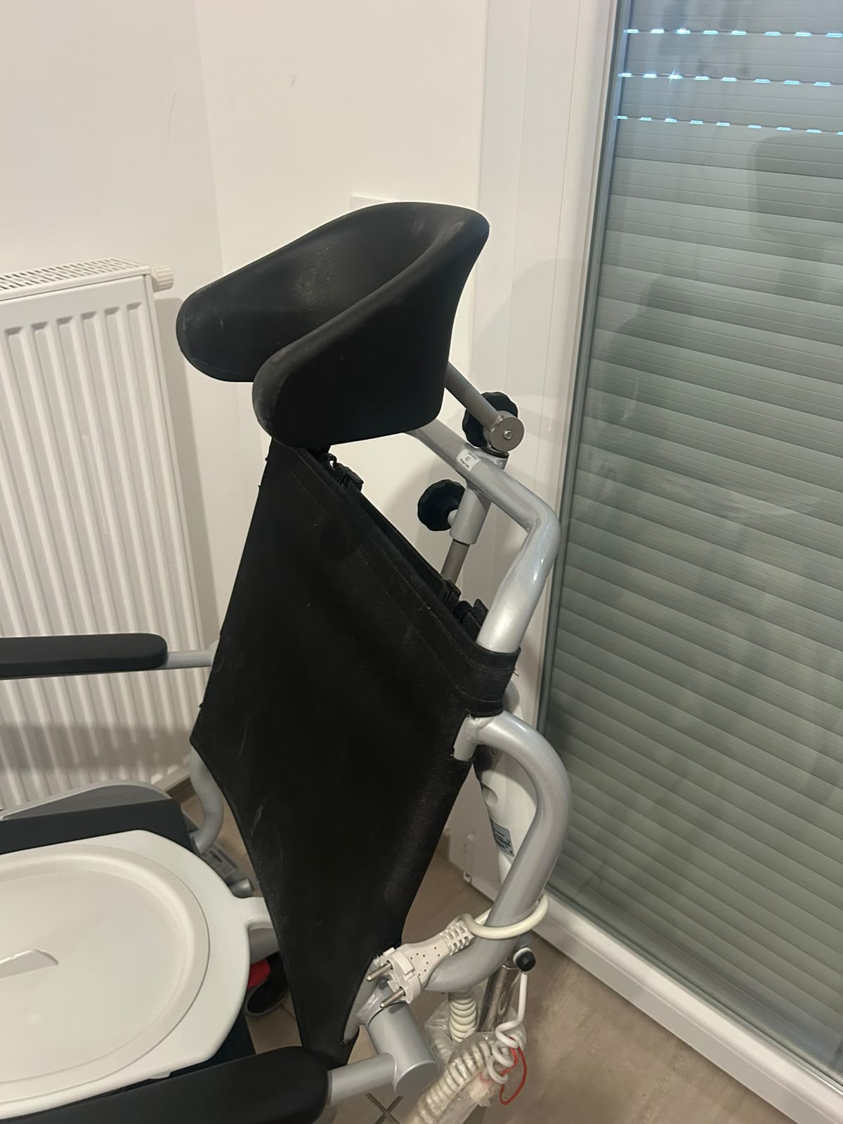 Image(s) de l'annonce Chaise de douche électrique avec appui tête pour personne tétraplégique