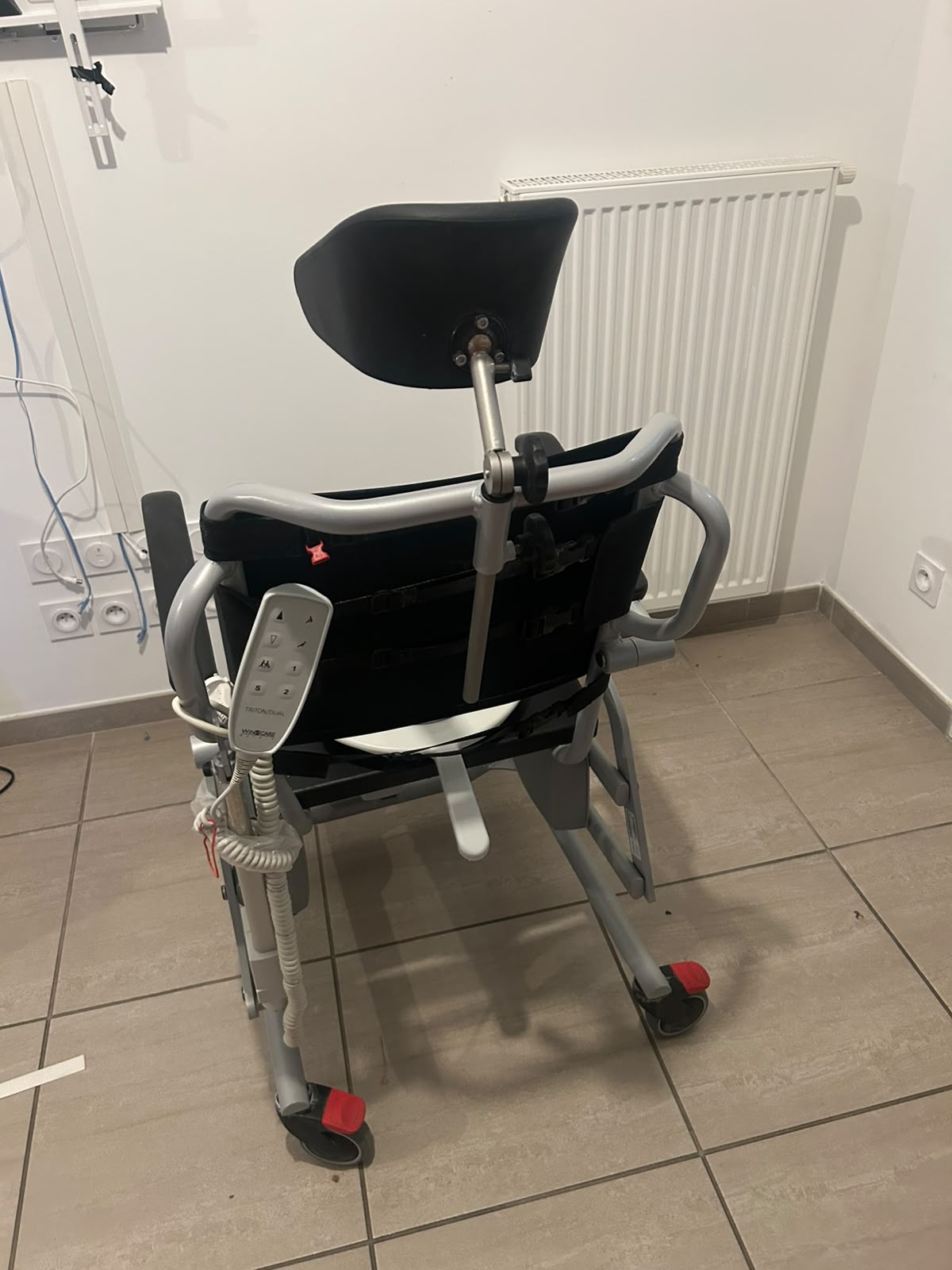 Image(s) de l'annonce Chaise de douche électrique avec appui tête pour personne tétraplégique