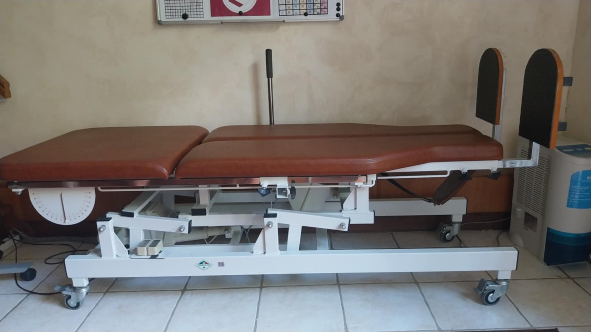 Image(s) de l'annonce A vendre Table de soins électrique aves rotation à 90 °