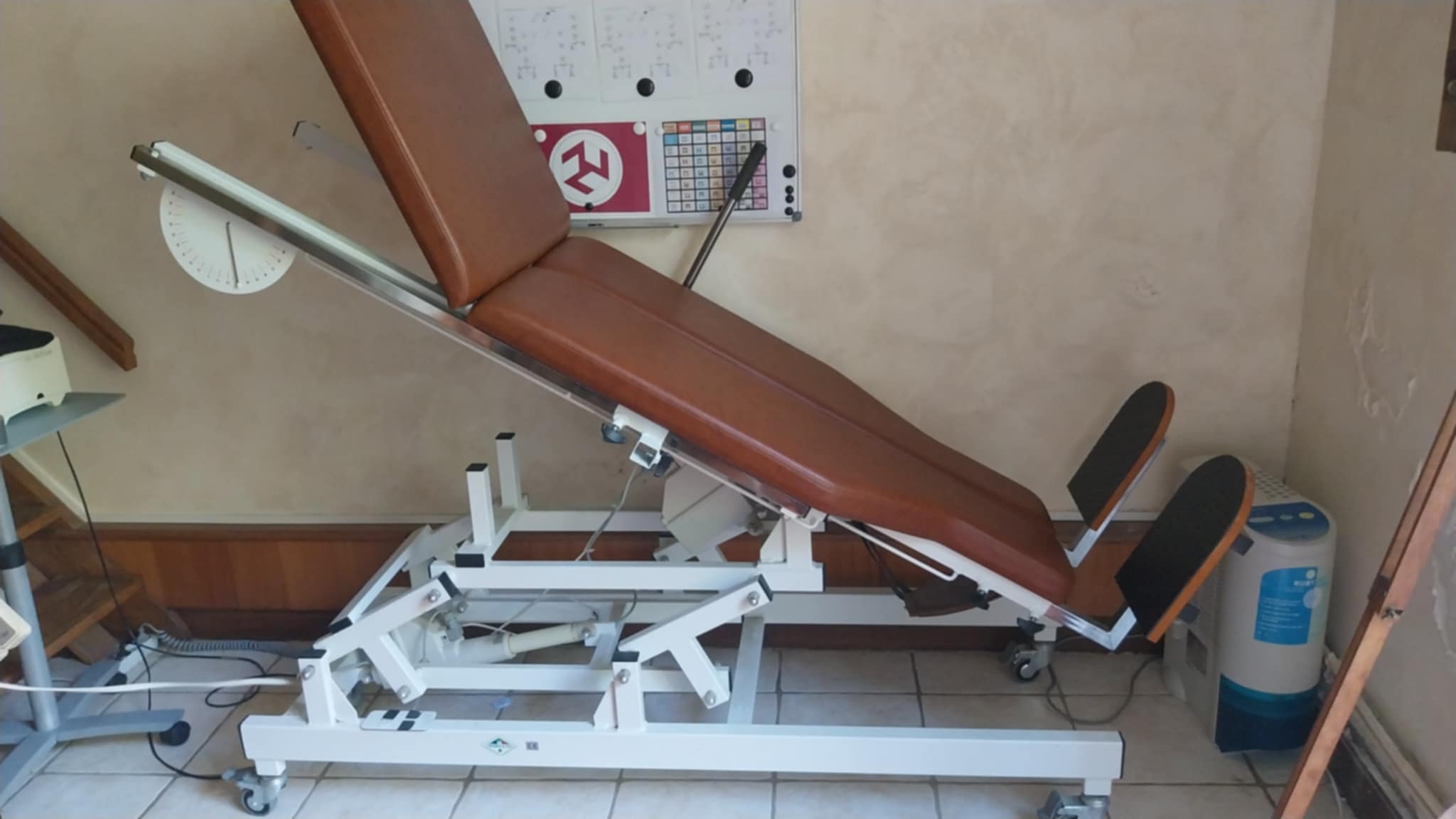 Image(s) de l'annonce A vendre Table de soins électrique aves rotation à 90 °