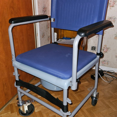 Image(s) de l'annonce Chaise percée mobile à roulettes