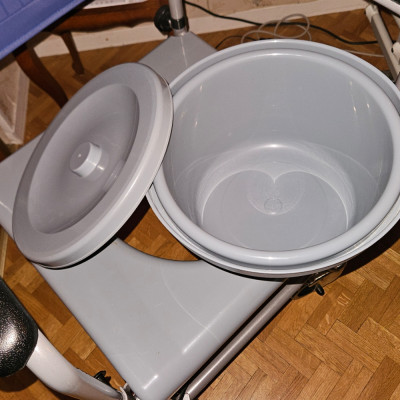 Image(s) de l'annonce Chaise percée mobile à roulettes