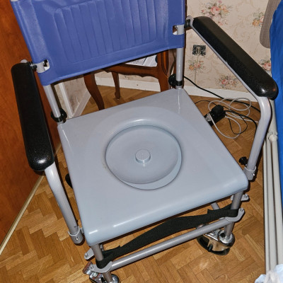 Image(s) de l'annonce Chaise percée mobile à roulettes