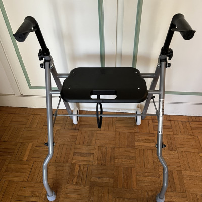 Image(s) de l'annonce Déambulateur pliable avec siège intérieur/extérieur Rollator - Neuf