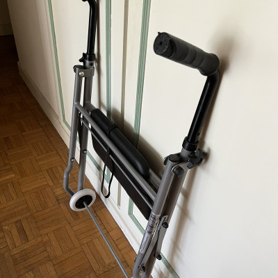 Image(s) de l'annonce Déambulateur pliable avec siège intérieur/extérieur Rollator - Neuf