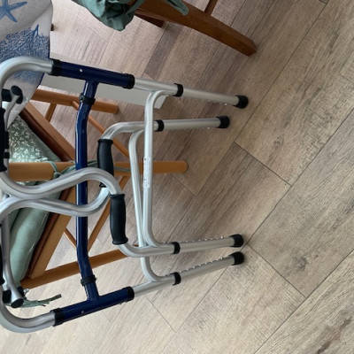 Image(s) de l'annonce Cadre de marche releveur pliable