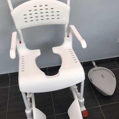 Image(s) de l'annonce chaise dite garde-robe de douche et toilettes