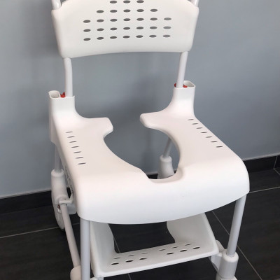 Image(s) de l'annonce chaise dite garde-robe de douche et toilettes