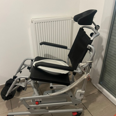 Image(s) de l'annonce Chaise de douche électrique avec appui tête pour personne tétraplégique