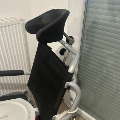 Image(s) de l'annonce Chaise de douche électrique avec appui tête pour personne tétraplégique