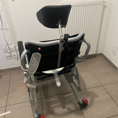 Image(s) de l'annonce Chaise de douche électrique avec appui tête pour personne tétraplégique