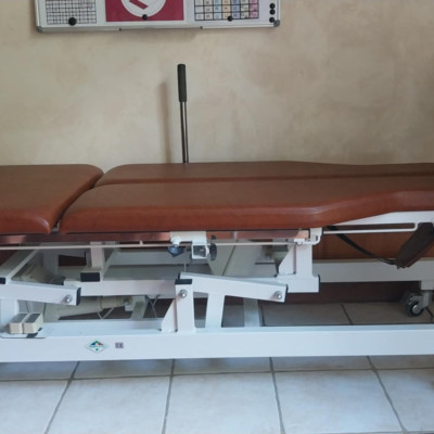 Image(s) de l'annonce A vendre Table de soins électrique aves rotation à 90 °