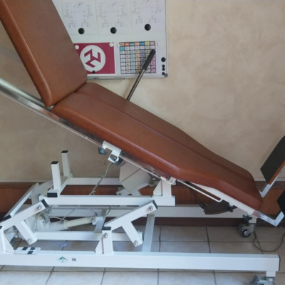 Image(s) de l'annonce A vendre Table de soins électrique aves rotation à 90 °