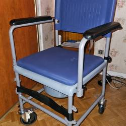 Chaise percée mobile à roulettes