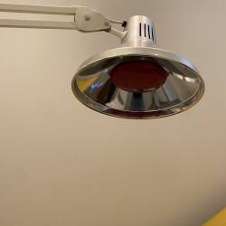 Lampe infrarouge rouge sur pied