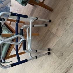 Cadre de marche releveur pliable