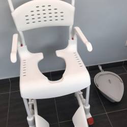 chaise dite garde-robe de douche et toilettes