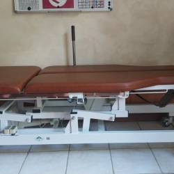 A vendre Table de soins électrique aves rotation à 90 °