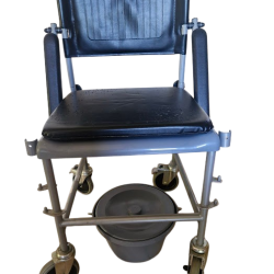 Chaise percée à roulettes